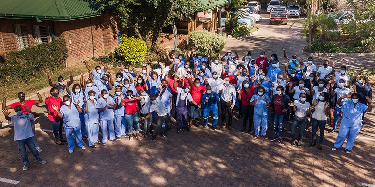 team photo, celebrating, hiv clinic, zimbabwe, ruedi lüthy foundation, act against aids